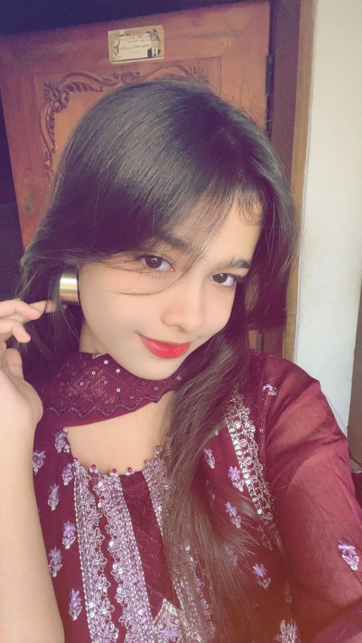 Instagram dp for girls bold look