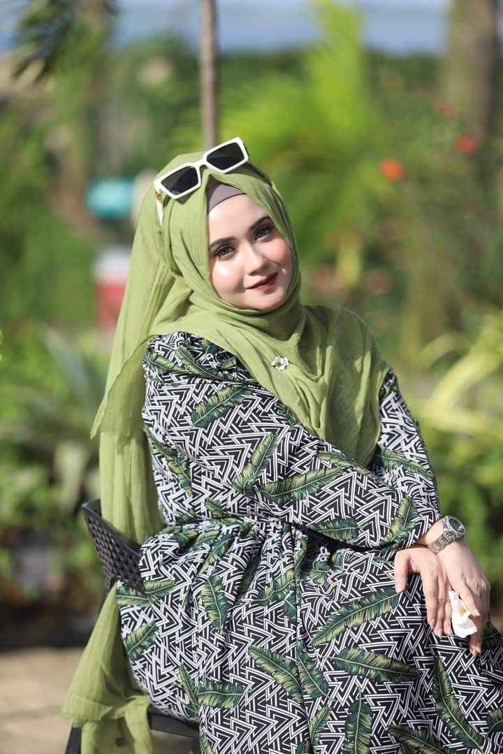 hijab girl dp side pose
