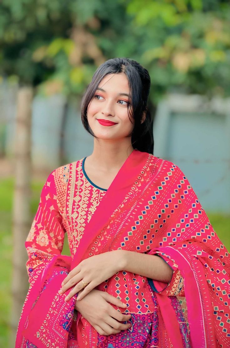 smiling real girl pic